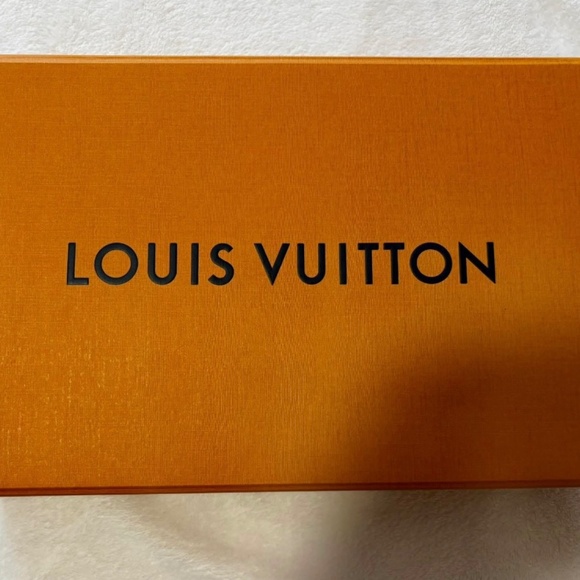 Auth Louis Vuitton M size box, dust bag & 2 different gift bags LIKE NEW! - Picture 4 of 14